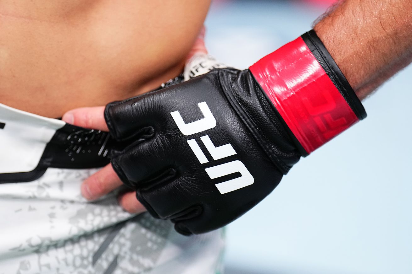 Dana White reveals it was his call to bring back the old UFC gloves