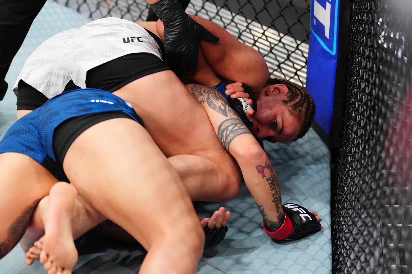 Jasmine Jasudavicius runs through former UFC champion Jessica Andrade for 1st-round submission