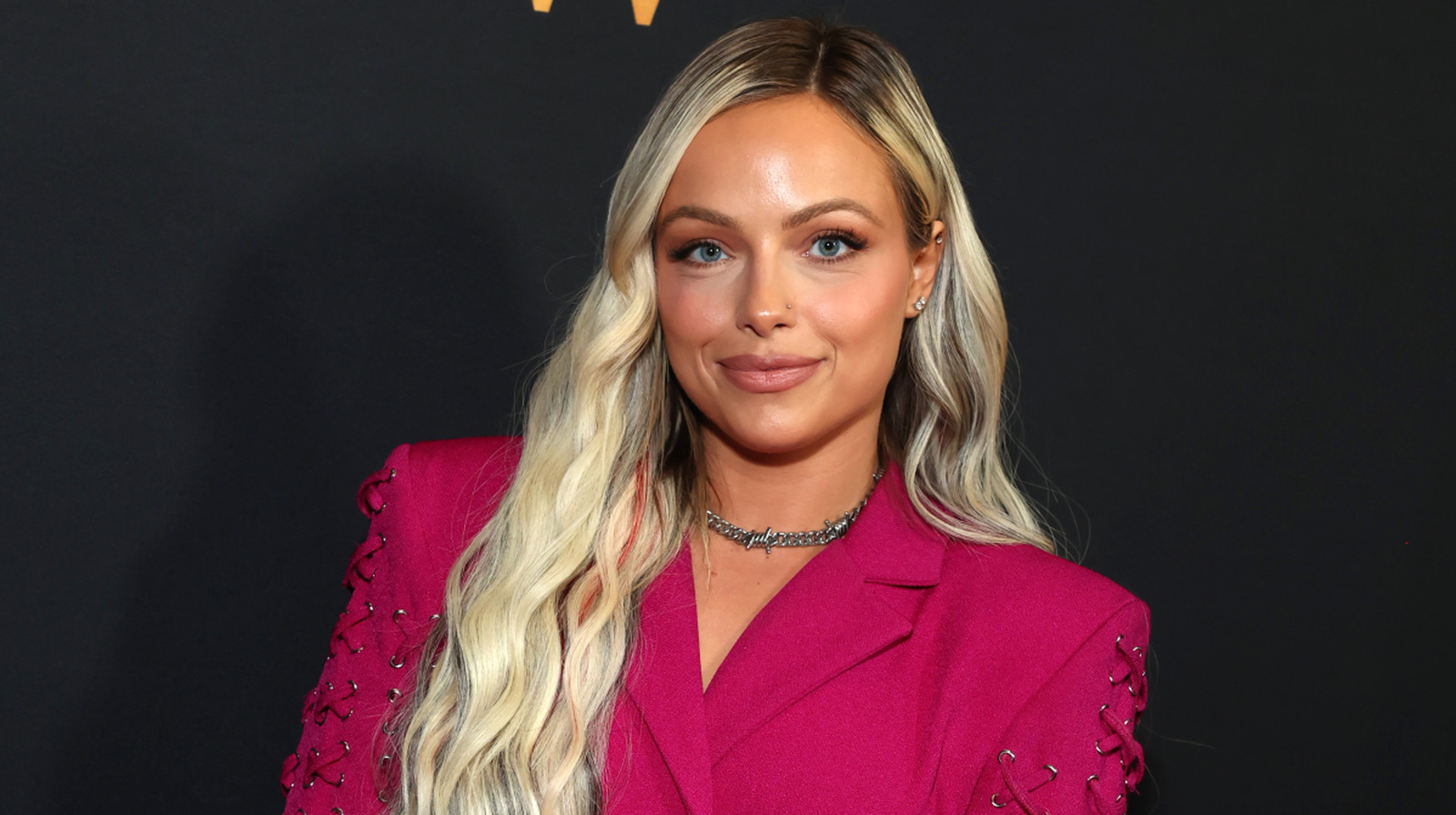 WWE Raw Results 2/2 – Roman Reigns & Liv Morgan Appear, Women’s World Championship Philadelphia Street Fight