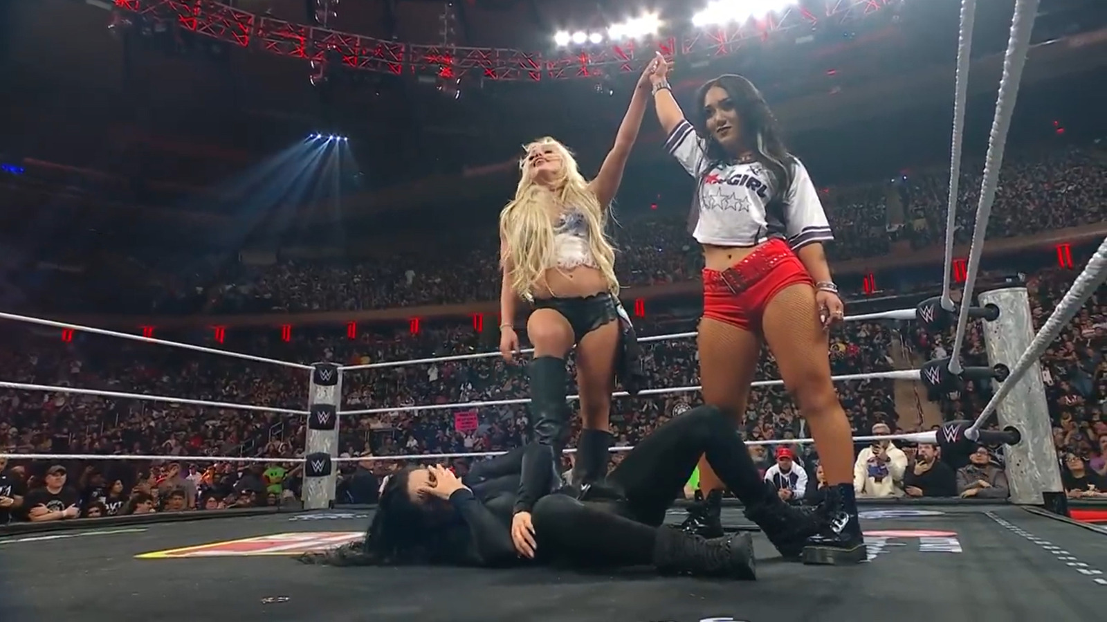 Roxanne Perez Returns To WWE Raw, Assists Liv Morgan In Fight With Stephanie Vaquer