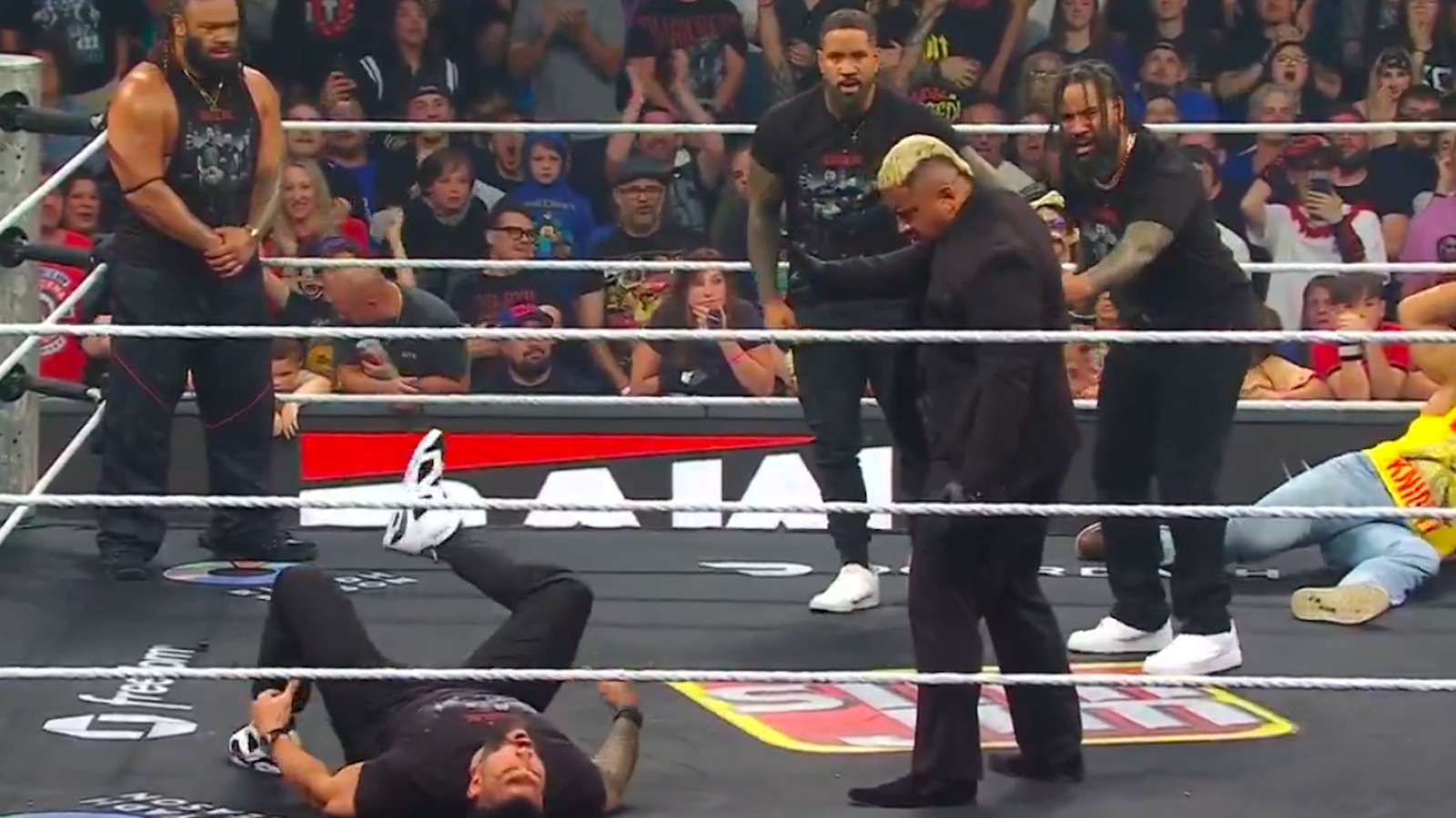 Solo Sikoa Spikes Roman Reigns, Rejects The Bloodline (Alongside LA Knight) On WWE Raw