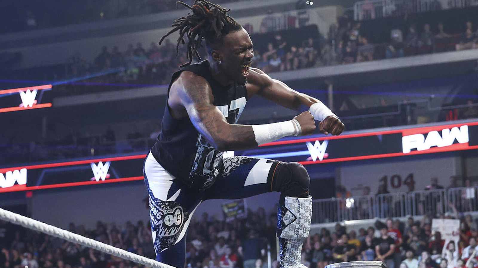 Je’Von Evans Pins Big Cass To Qualify For Men’s MITB Ladder Match On WWE Raw