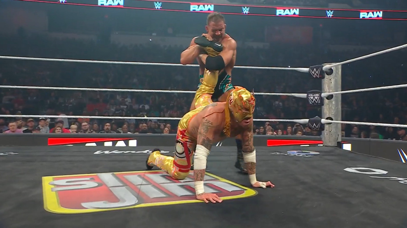 Chad Gable Taps Out Rey Fenix, Retains WWE Men’s Intercontinental Title On Raw